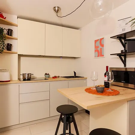 The Rent - Colorful In Station Daire Milano