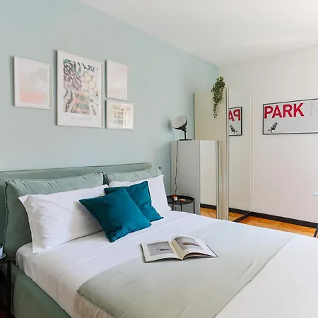 The Rent - Colorful In Station Daire